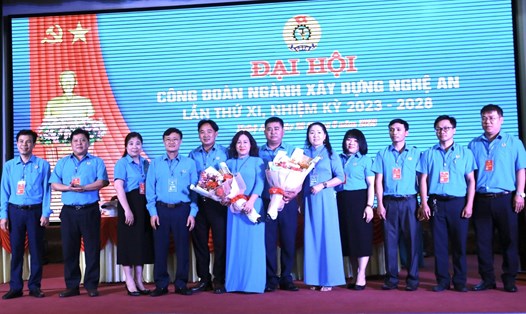 Ban Chấp hành Công đoàn ngành Xây dựng Nghệ An nhiệm kỳ 2023-2028 ra mắt. Ảnh: Quỳnh Trang