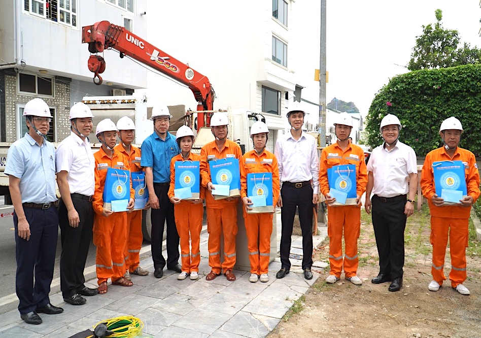 Lãnh đạo Tổng LĐLĐVN và Công đoàn Điện lực Việt Nam tặng quà công nhân. Ảnh: Công đoàn ĐLVN
