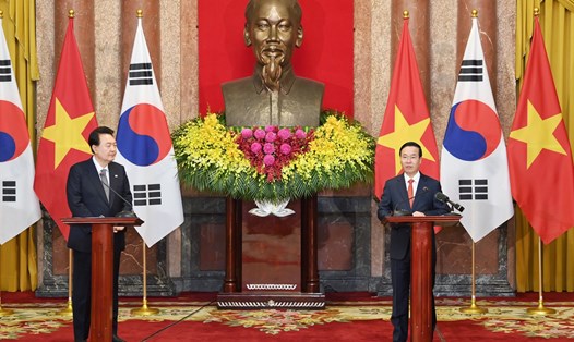 Chủ tịch nước Võ Văn Thưởng và Tổng thống Hàn Quốc Yoon Suk Yeol họp báo sau hội đàm. Ảnh: Hải Nguyễn
