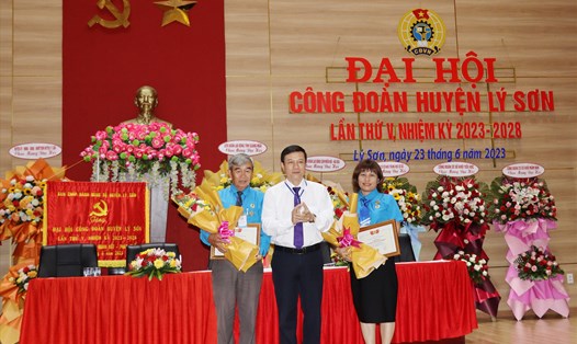 Phó Chủ tịch LĐLĐ tỉnh Quảng Ngãi trao Kỷ niệm chương cho các cá nhân "Vì sự nghiệp xây dựng tổ chức Công đoàn".