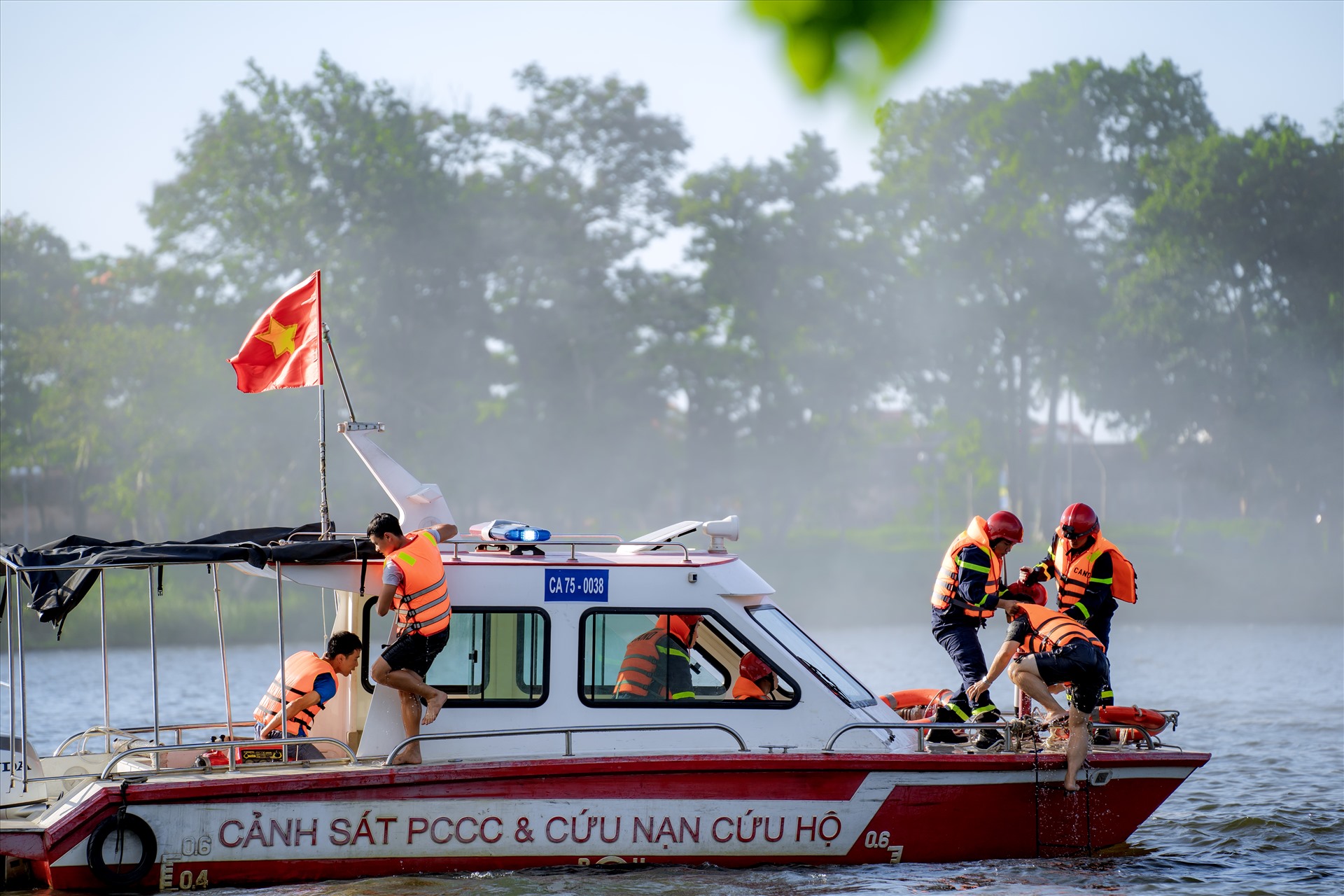 Khi phát hiện có lửa và khói bốc lên từ phía sau thuyền, nhân viên và các du khách trên thuyền hốt hoảng, hô hoán có cháy xảy ra cho mọi người biết, nhanh chóng di chuyển ra phía trước để thoát nạn, các du khách la hét, kêu cứu để được giúp đỡ. Sau đó điện thoại báo cáo sự cố cháy cho lực lượng Cảnh sát PCCC&CNCH (qua số máy 114) và các lực lượng chức năng khác. Đồng thời, sử dụng bình chữa cháy xách tay được trang bị trên thuyền để dập tắt đám cháy. 