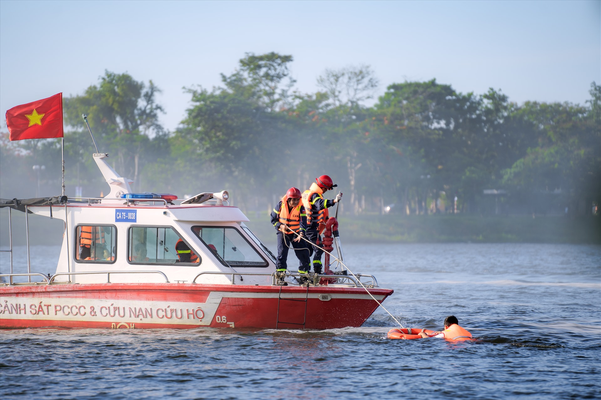 Sau khi được tin, lực lượng chức năng đã nhanh chống triển khai cứu nạn, cứu hộ, những nạn nhân gặp nguy hiểm khi rơi xuống sông được người dân và lực lượng chức năng cứu hộ an toàn.