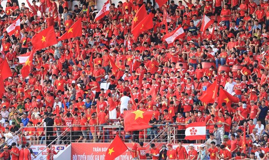 Người hâm mộ phủ kín khán đài sân Lạch Tray ở trận tuyển Việt Nam tiếp đón Hong Kong (Trung Quốc). 
Ảnh: Minh Dân