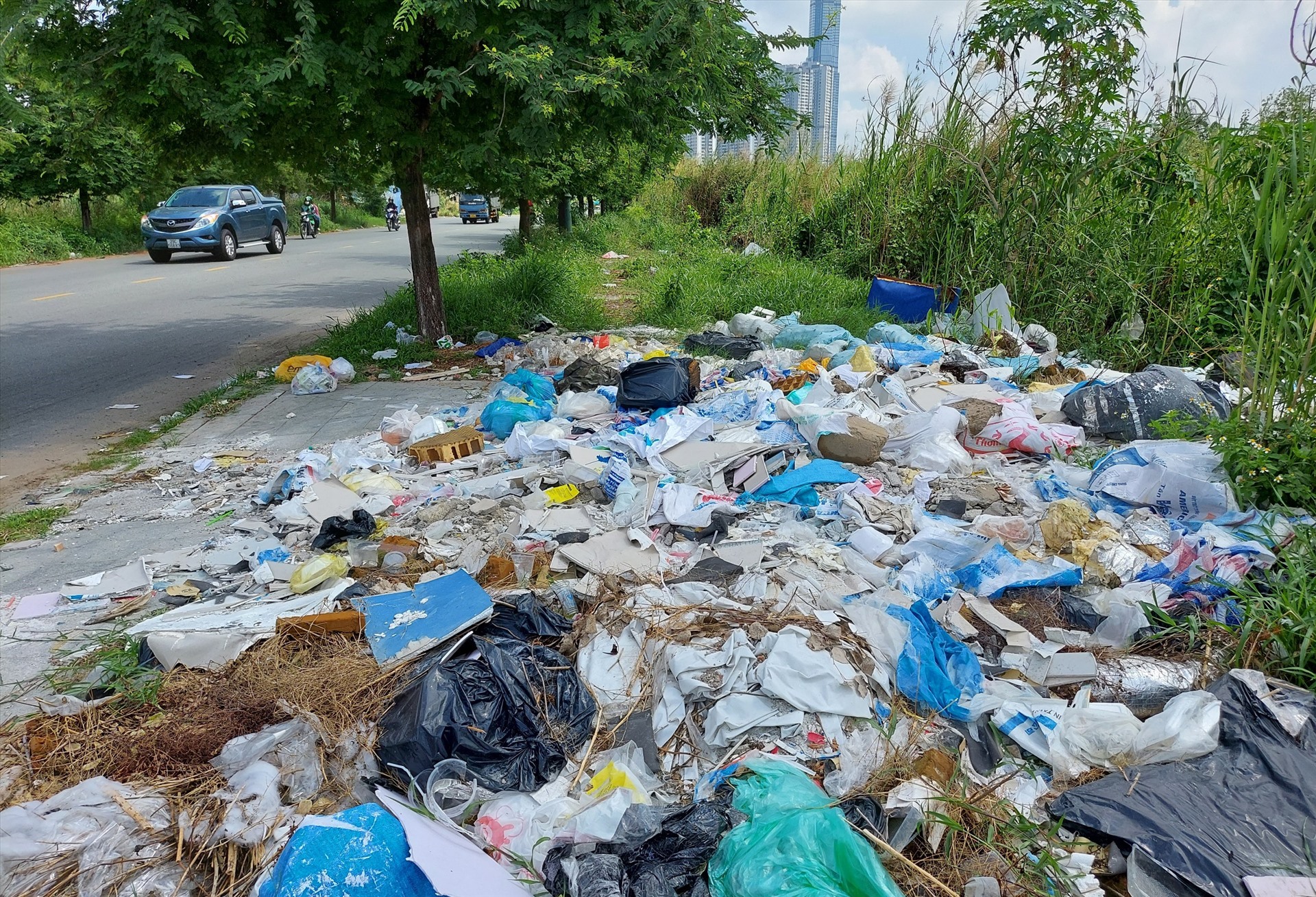 Lãnh đạo UBND phường Thủ Thiêm cho biết, sắp tới sẽ thường xuyên cử các đội tuần tra, xây dựng kế hoạch ngăn chặn nạn đổ trộm rác thải trong Khu đô thị mới Thủ Thiêm. 