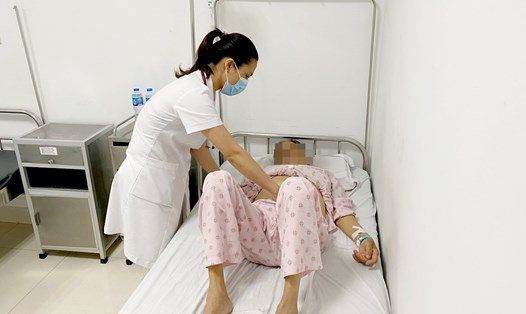 Bệnh nhân bị nhiễm trùng nhiễm độc thức ăn nằm điều trị tại Bệnh lây đường tiêu hóa, Viện Lâm sàng các bệnh truyền nhiễm, Bệnh viện Trung ương Quân đội 108. Ảnh: BVCC