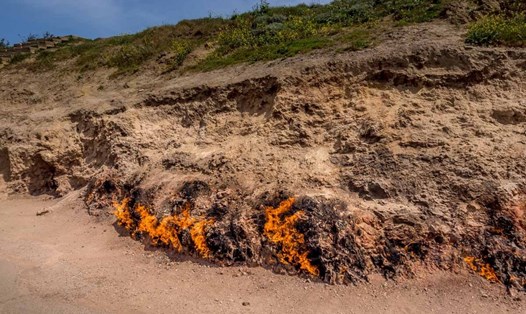 “Sườn núi bốc cháy” Yanar Dag duy trì những ngọn lửa vĩnh cửu bằng khí đốt tự nhiên rò rỉ từ sườn đồi. Ảnh: Twitter Maureen O'Hare