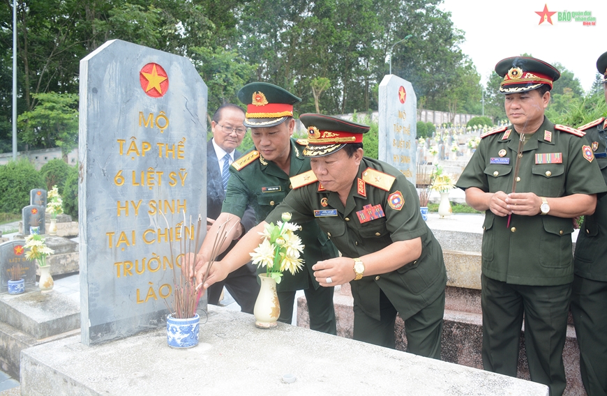 Đại biểu hai nước Việt Nam và Lào thắp hương trên phần mộ liệt sĩ tại Nghĩa trang liệt sĩ Tông Khao. Ảnh: Hiếu Khánh