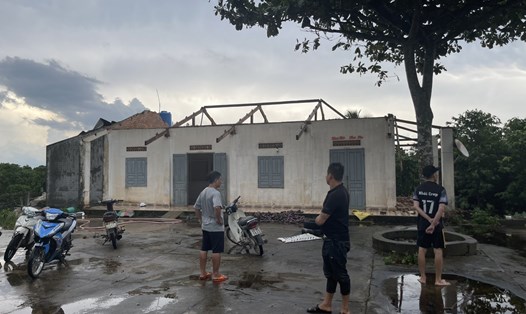 Lốc xoáy đã khiến nhiều ngôi nhà của người dân ở thành phố Bảo Lộc bị tốc mái, hư hỏng nặng nề. Ảnh: Khánh Phúc