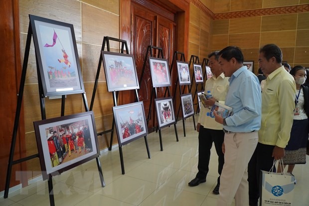 Các đại biểu tham quan triển lãm. Ảnh: TTXVN