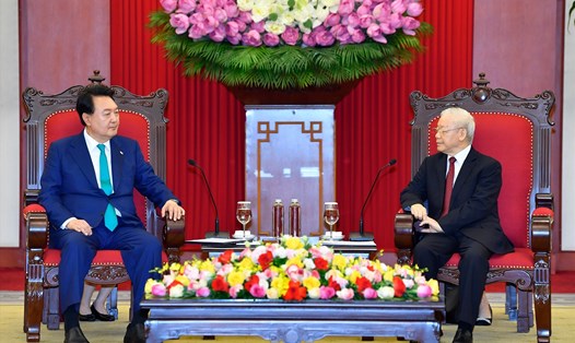 Tổng Bí thư Nguyễn Phú Trọng tiếp Tổng thống Hàn Quốc Yoon Suk Yeol. Ảnh: Hải Nguyễn