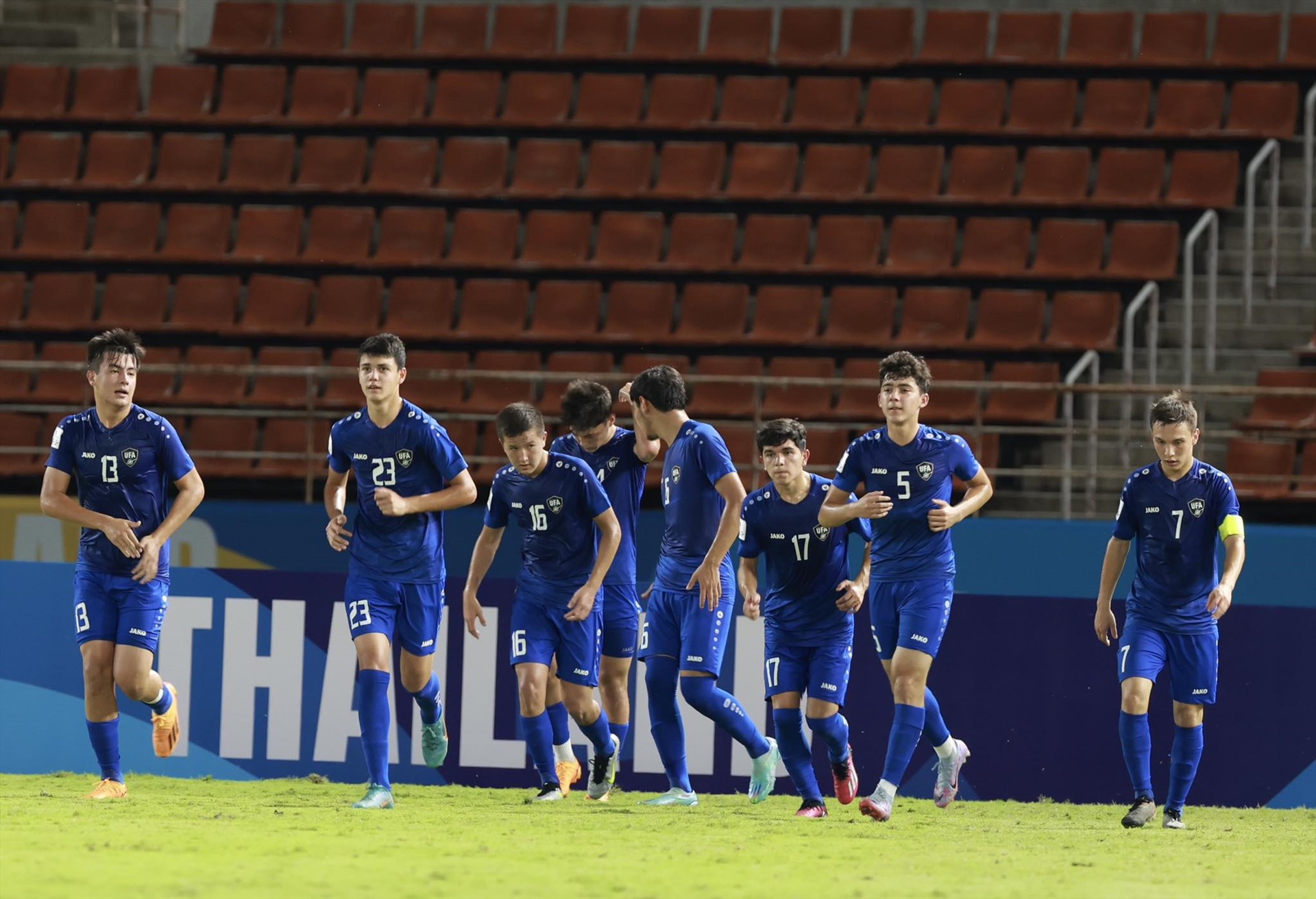 U17 Uzbekistan ăn mừng bàn mở tỉ số. Ảnh: VFF