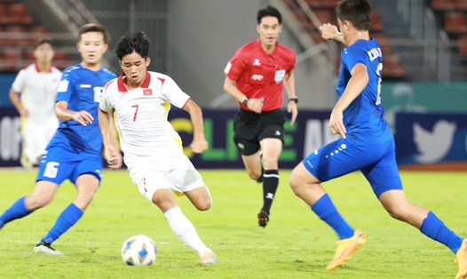 U17 Việt Nam (áo trắng) không thể tạo bất ngờ trước U17 Uzbekistan. Ảnh: VFF