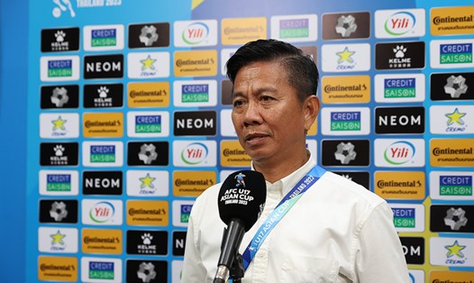 Huấn luyện viên Hoàng Anh Tuấn dành lời khen cho sự nỗ lực của các cầu thủ U17 Việt Nam tại giải U17 châu Á 2023. Ảnh: VFF
