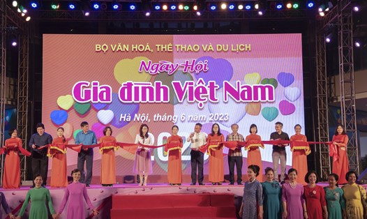 Nghi thức cắt băng khai mạc “Ngày hội Gia đình Việt Nam” năm 2023. Ảnh: Thảo Nguyên
