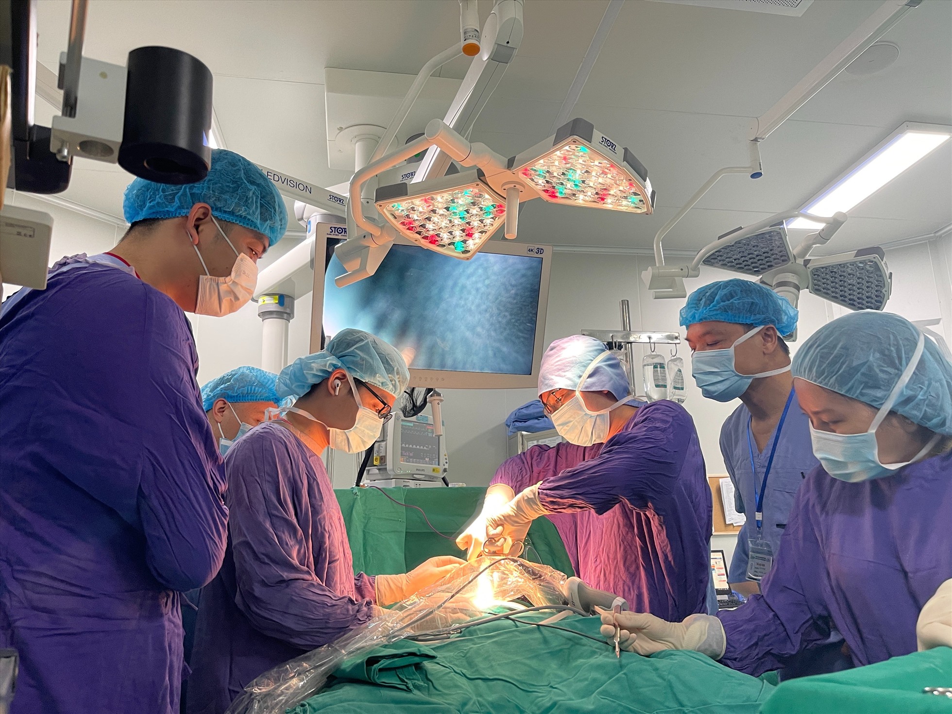 Các bác sĩ phẫu thuật nội soi tạo hình dạ dày ống đứng cho bệnh nhân. Ảnh: Trang Hà