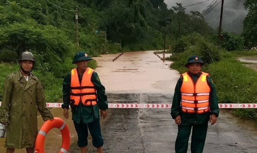 Lực lượng chức năng Thái Nguyên túc trực và cắm biển cảnh báo nước ngập sâu. Ảnh Ban PCTT & TKCN Thái Nguyên