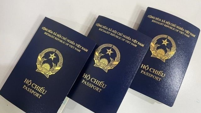 Mẫu hộ chiếu mới. Ảnh: Việt Dũng