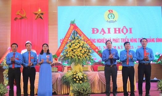 Lãnh đạo LĐLĐ tỉnh Quảng Bình tặng hoa chúc mừng đại hội. Ảnh: Lê Phi Long