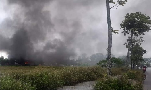 Hiện trường vụ cháy kho thóc ở Thái Bình sáng nay, 24.6. Ảnh: Nam Hồng
