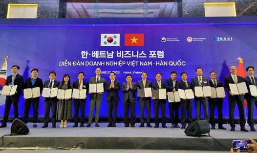 Lễ ký và trao Hợp đồng hợp tác đầu tư xây dựng “Tổ hợp Techno Park Việt Nam – Hàn Quốc” bên trong Khu công nghiệp hỗ trợ Nam Hà Nội. Ảnh Vân Long