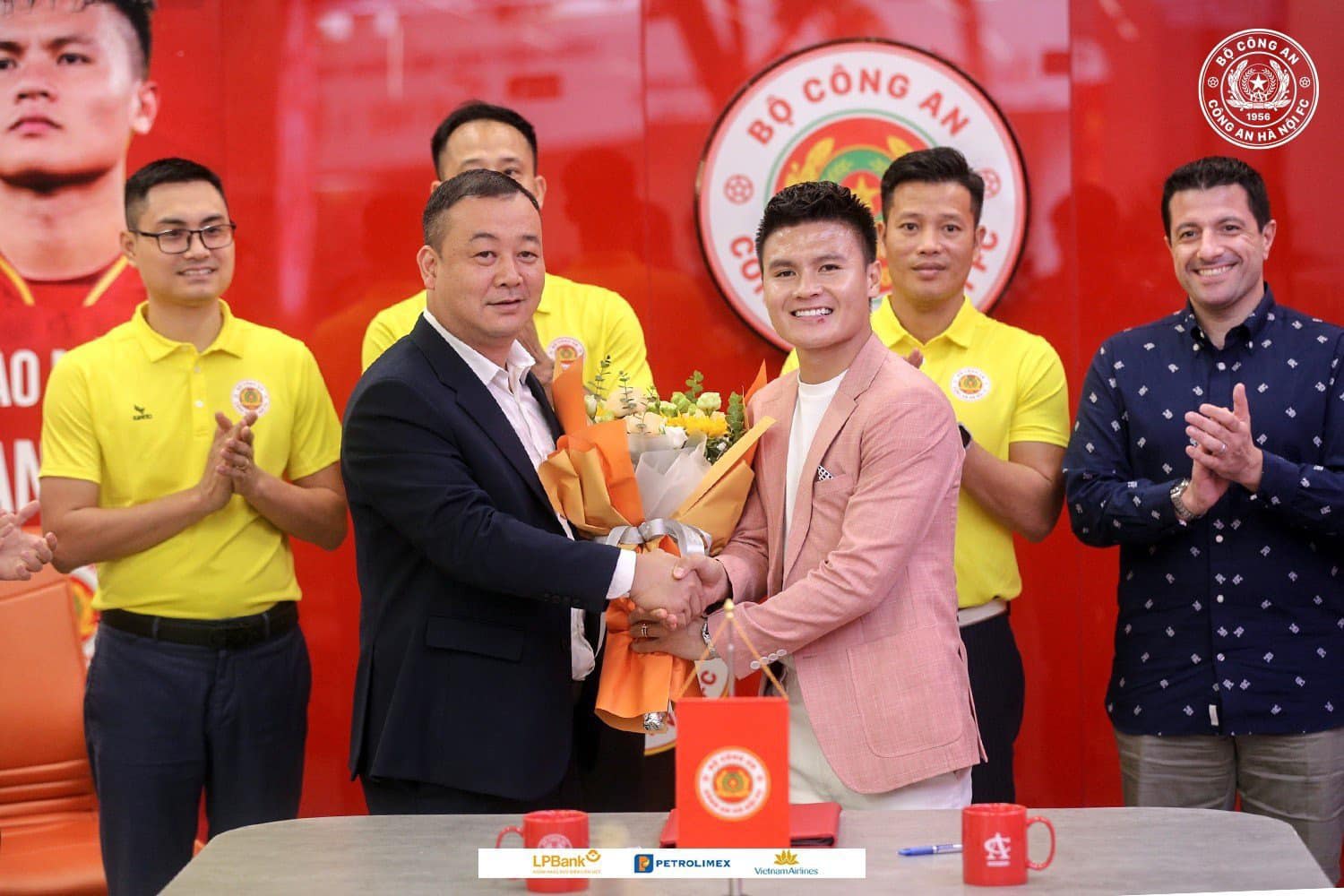 Quang Hải kí hợp đồng 1,5 năm với câu lạc bộ Công an Hà Nội. Ảnh: CAHN FC