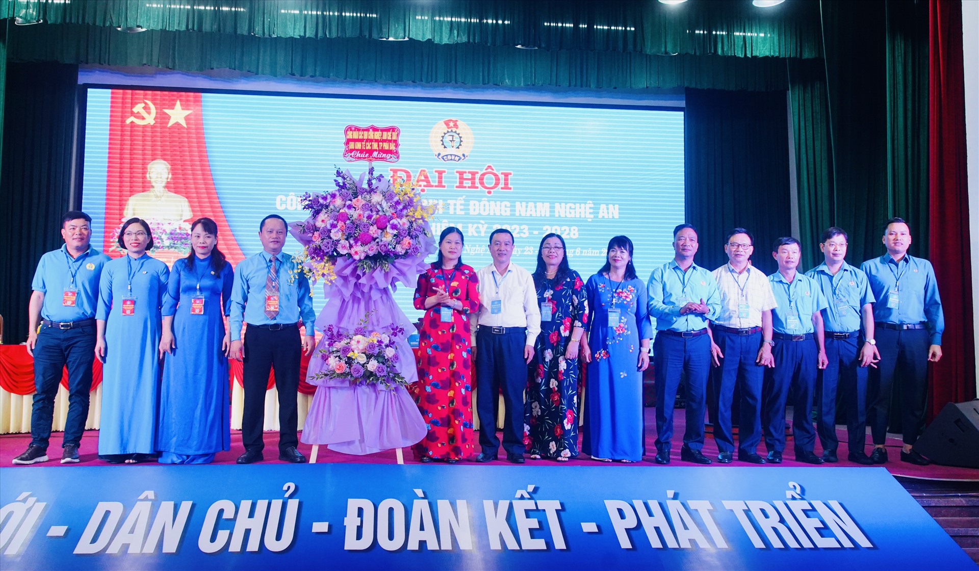 Cụm công đoàn các Khu công nghiêp, khu chế xuất, các tỉnh, thành phố phía Bắc tặng hoa chúc mừng đại hội. Ảnh: Quỳnh Trang