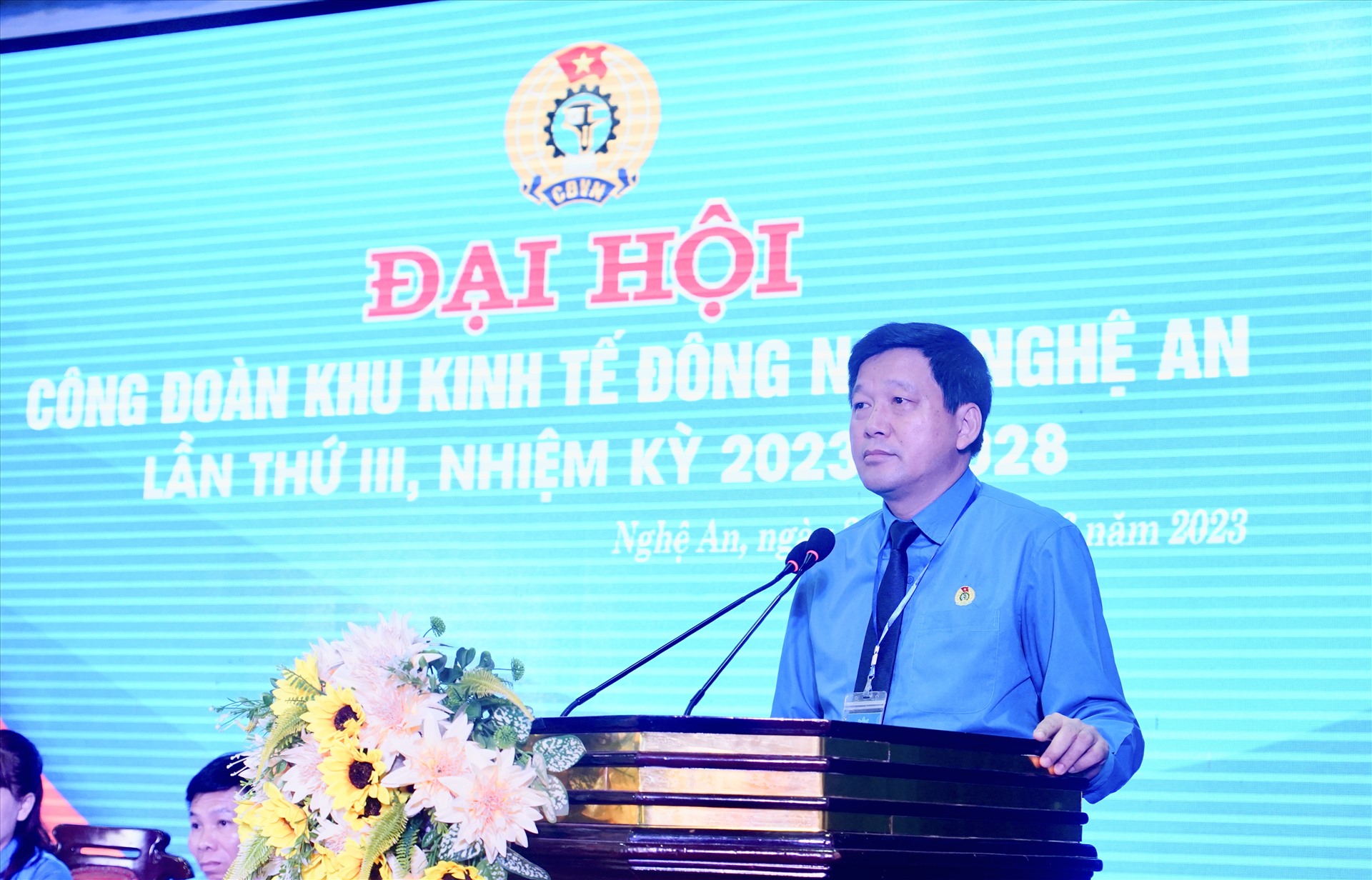 Ông Kha Văn Tám – Chủ tịch LĐLĐ tỉnh phát biểu tại đại hội. Ảnh: Quỳnh Trang