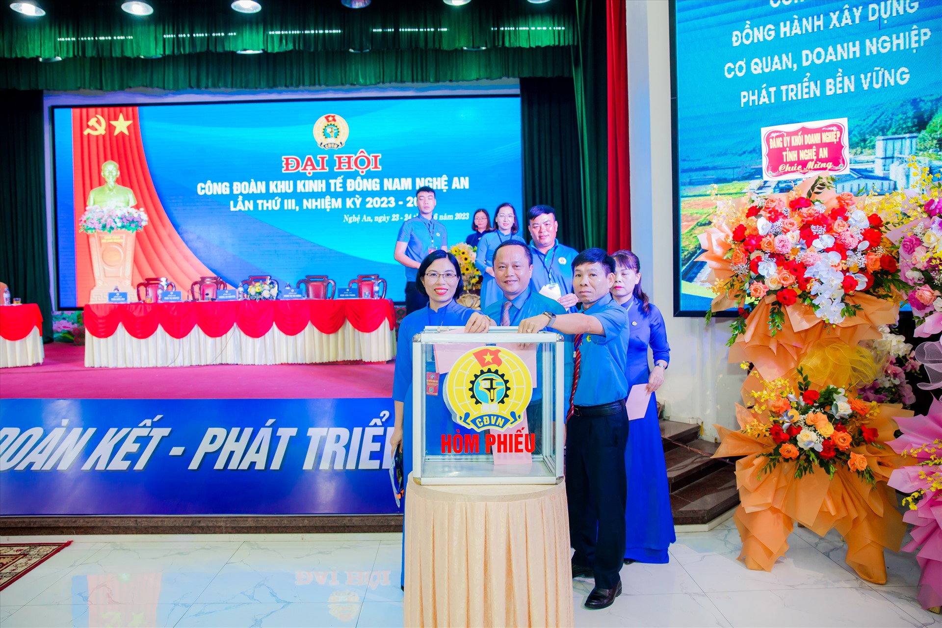 Các đại biểu đã tiến hành bỏ phiếu bầu Ban Chấp hành công đoàn Khu kinh tế Đông Nam nhiệm kỳ 2023 -2028. Ảnh: Quỳnh Trang