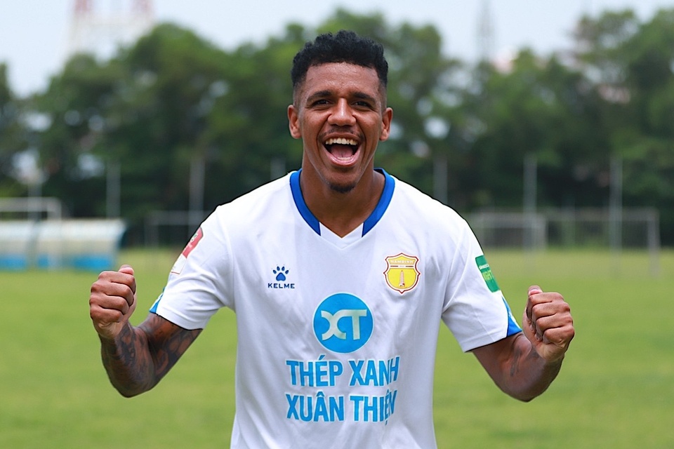 Douglas Coutinho chính thức khoác áo Nam Định. Ảnh: CLB Nam Định