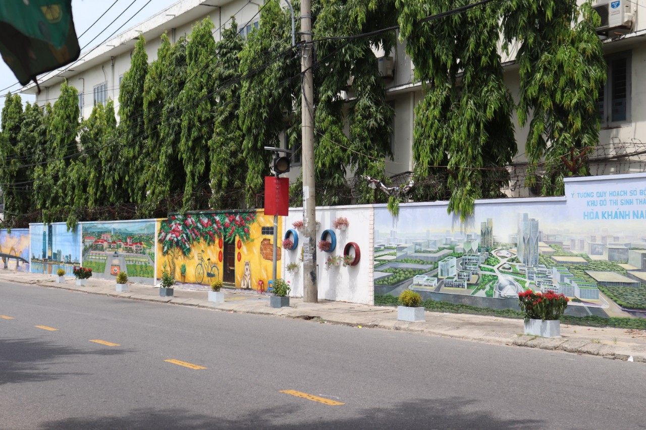 Đoạn đường bích họa tại đường Phạm Như Xương. Ảnh: Nguyễn Linh