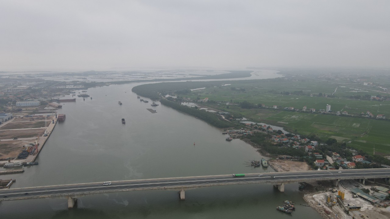 Sông Chanh - nơi được nhà đầu tư lựa chọn để xây dựng cảng chuyên hàng lỏng. Ảnh: Nguyễn Hùng  
