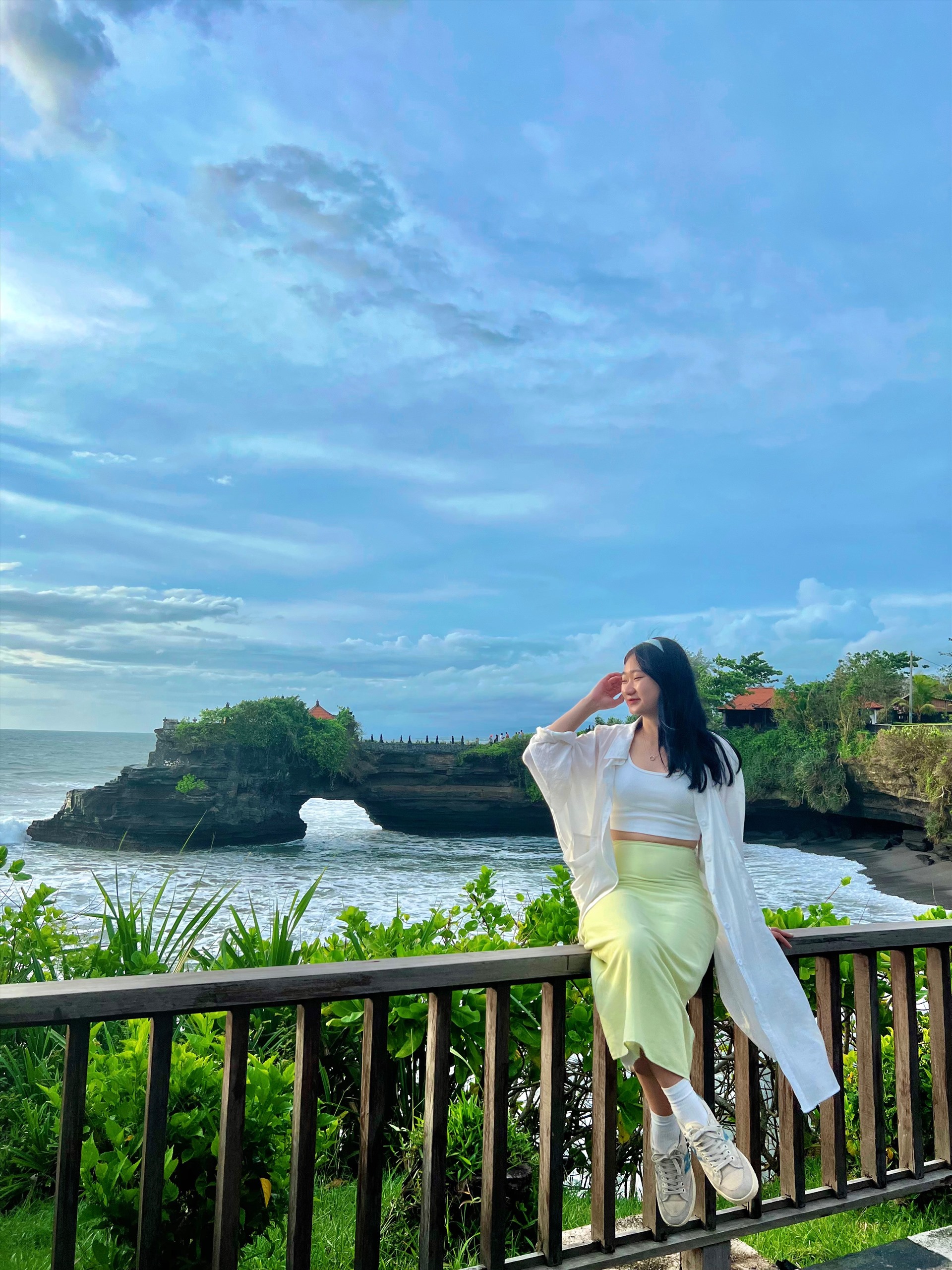 Toàn cảnh Đền Tanah Lot nhìn từ xa