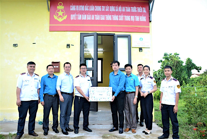 Lãnh đạo Công đoàn Giao thông Vận tải Việt Nam trao quà cho người lao động. Ảnh: Công đoàn GTVTVN