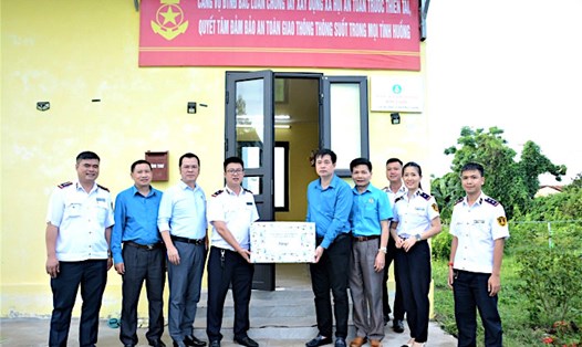 Lãnh đạo Công đoàn Giao thông Vận tải Việt Nam trao quà cho người lao động. Ảnh: Công đoàn GTVTVN