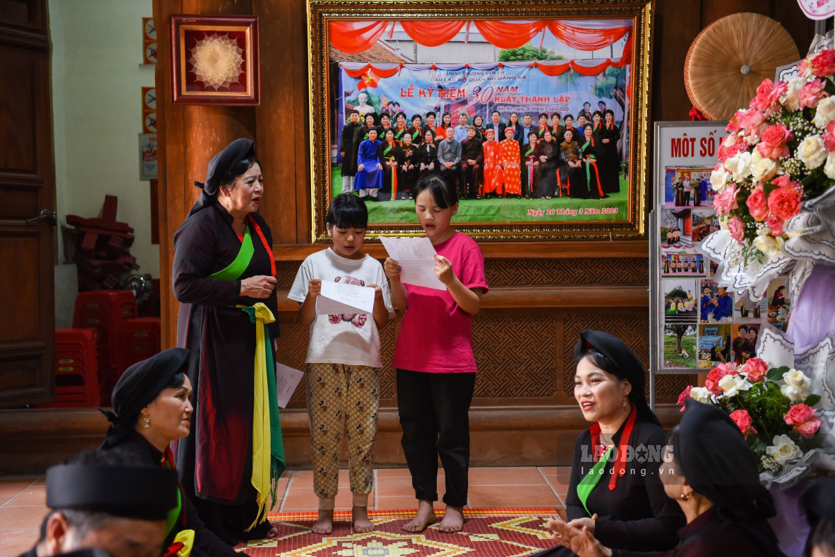 Nghệ nhân nhân dân Nguyễn Thị Quýnh truyền dạy cho thế hệ măng non trong buổi sinh hoạt câu lạc bộ. Ảnh: Vân Trường