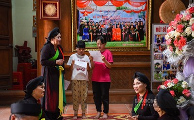 Nghệ nhân nhân dân Nguyễn Thị Quýnh truyền dạy cho thế hệ măng non trong buổi sinh hoạt câu lạc bộ. Ảnh: Vân Trường