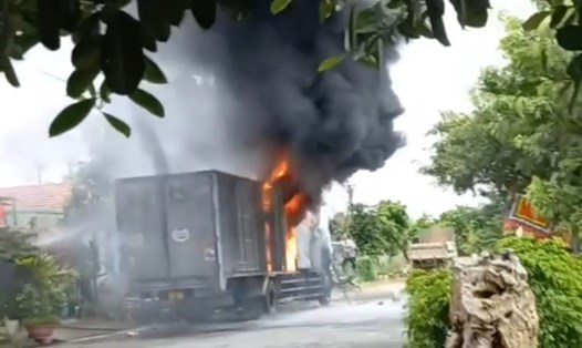 Ngọn lửa bốc cháy dữ dội khiến chiếc xe bị hư hỏng nặng. Ảnh: Diệu Anh