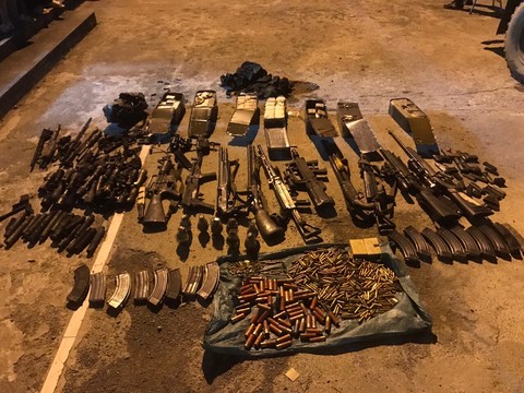 Vũ khí thu được của nhóm đối tượng bị truy nã về ma tuý tại bản Tà Dê, xã Lóng Luông, huyện Vân Hồ, Sơn La. Ảnh: CACC