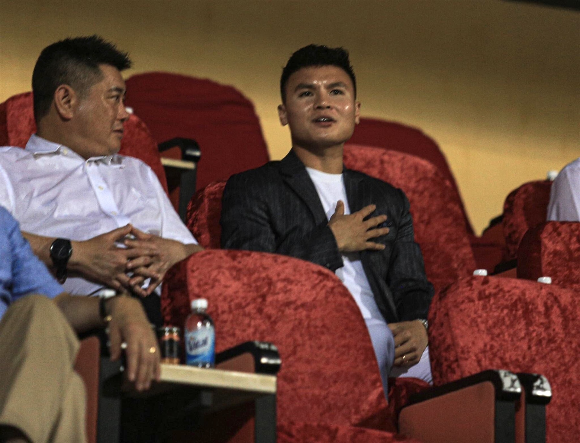 Sau màn ra mắt, Quang HảI đã lên khu vực khán đài VIP để theo dõi trận đấu của đội bóng mới. Nếu hoàn tất các thủ tục, tân binh của Công an Hà Nội có thể ra sân ở chuyến làm khách trước Đà Nẵng tại vòng 13 V.League 2023. Ảnh: Xuân Trang