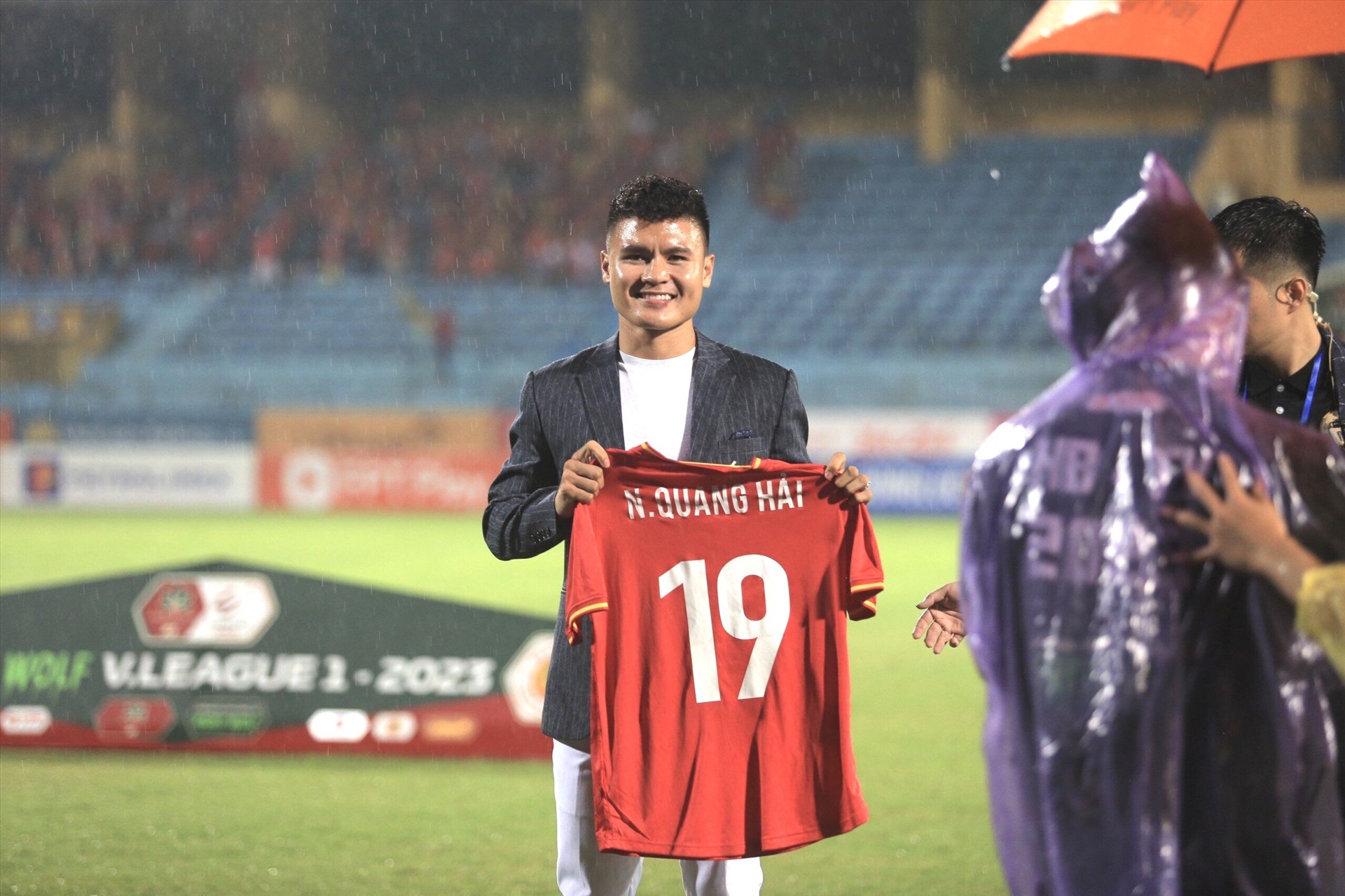 Tại câu lạc bộ Công an Hà Nội, tiền vệ Quang Hải sẽ khoác áo số 19.