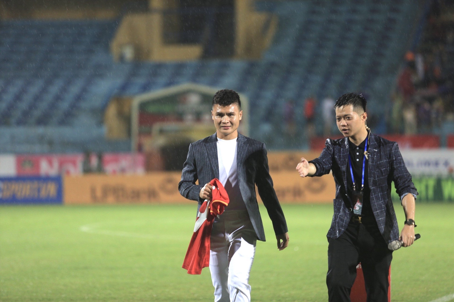 Đáng chú ý, trước giờ diễn ra trận đấu, đội chủ sân Hàng Đẫy đã tổ chức buổi lễ ra mắt cho tân binh - tiền vệ Nguyễn Quang Hải trước các cổ động viên nhà.