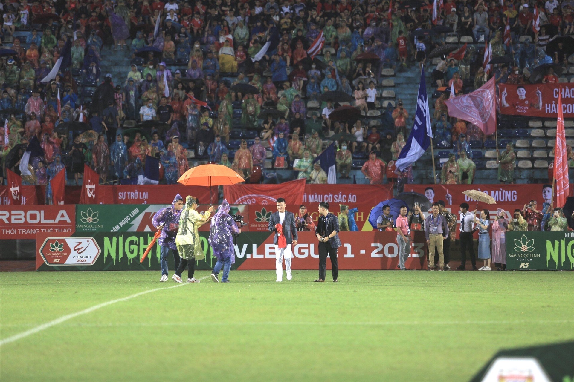 Tối 24.6, trên sân vận động Hàng Đẫy diễn ra trận đấu giữa Công an Hà Nội và Hồng Lĩnh Hà Tĩnh trong khuôn khổ vòng 12 Night Wolf V.League 2023. 