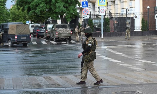 Các tay súng Wagner đứng gác trên một con phố gần sở chỉ huy Quân khu phía Nam ở thành phố Rostov on Don ngày 24.6. Ảnh: Reuters