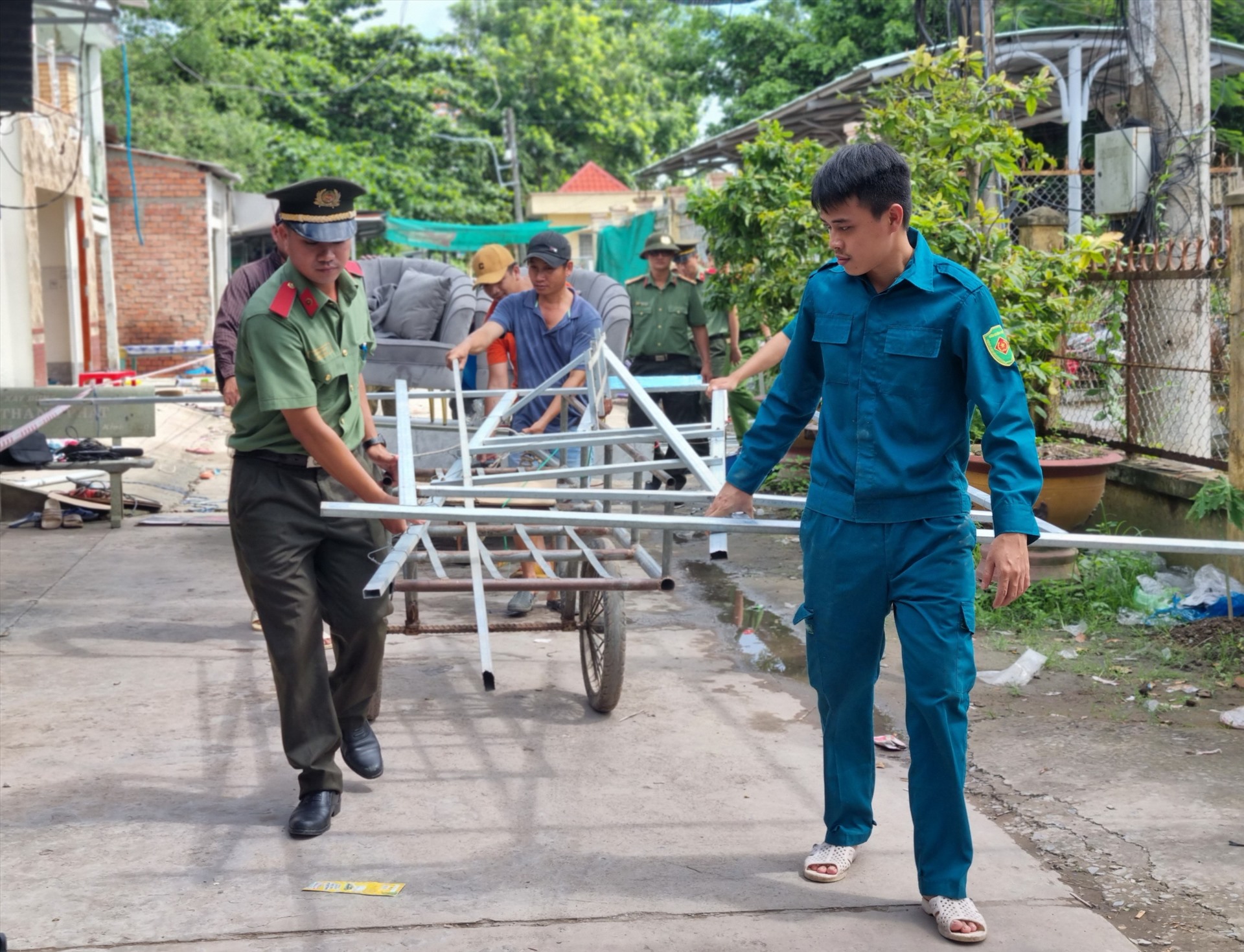 Lãnh đạo các địa phương đã chủ động di dời tài sản, người dân đến nơi an toàn giảm bớt thiệt hại do sạt lở. Ảnh: Hoàng Lộc