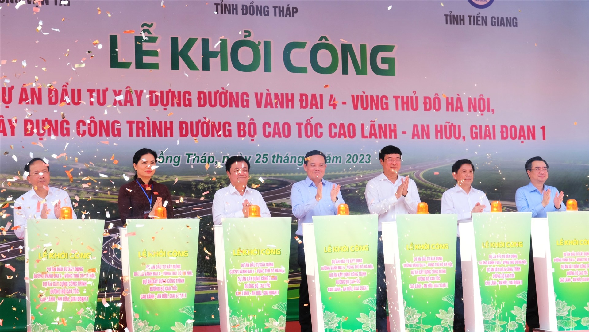 Phó Thủ tướng Chính phủ Trần Lưu Quang cùng lãnh đạo trung ương và địa phương thực hiện nghi thức khởi công cao tốc Cao Lãnh - An Hữu, giai đoạn 1. Ảnh: Phong Linh