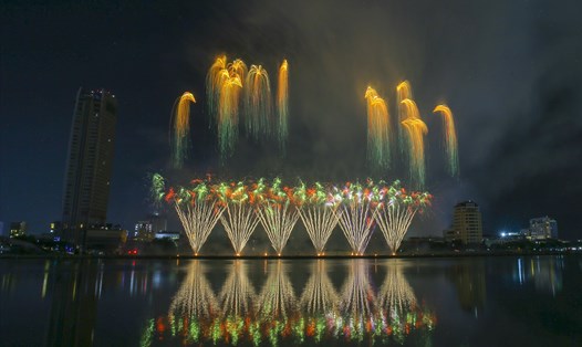 Đội Ba Lan trình diễn pháo hoa tại Đà Nẵng. Ảnh: Nguyên Thi