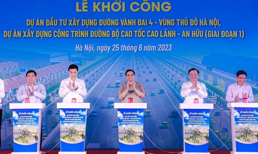 Thủ tướng Chính phủ Phạm Minh Chính cùng đại biểu các bộ, ngành, địa phương bấm nút khởi công dự án. Ảnh: Hải Nguyễn