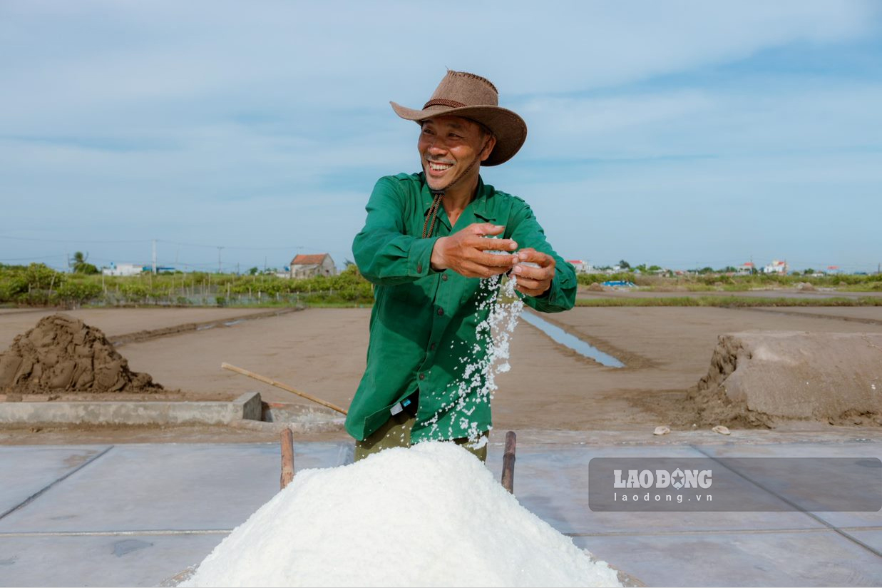 Những diêm dân Nam Định vẫn mặn mà với nghề muối. Ảnh: Lương Hà