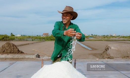 Những diêm dân Nam Định vẫn mặn mà với nghề muối. Ảnh: Lương Hà