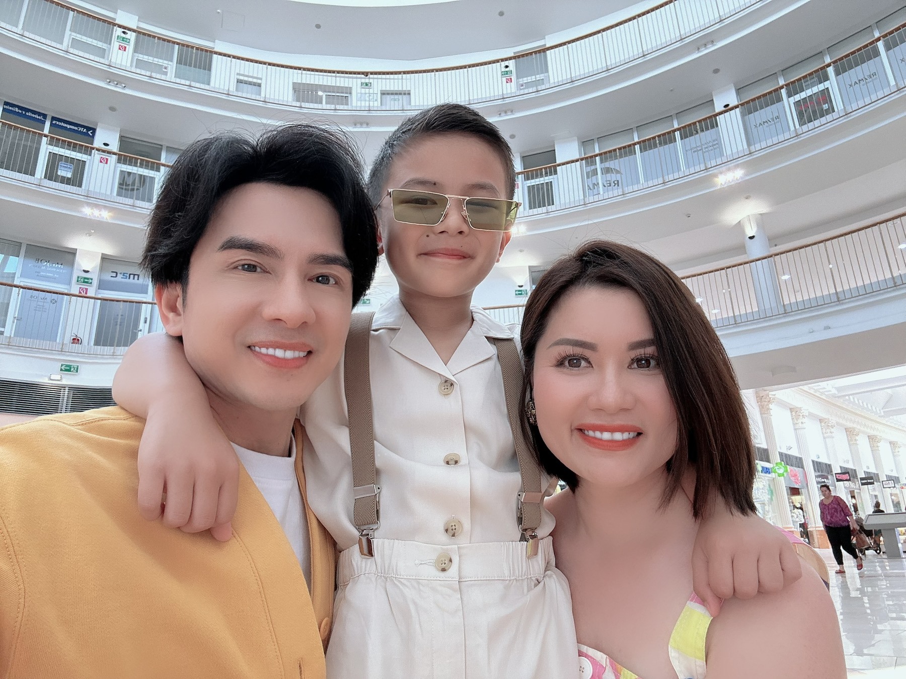 Đan Trường hội ngộ vợ cũ và con trai. Ảnh: NSCC.